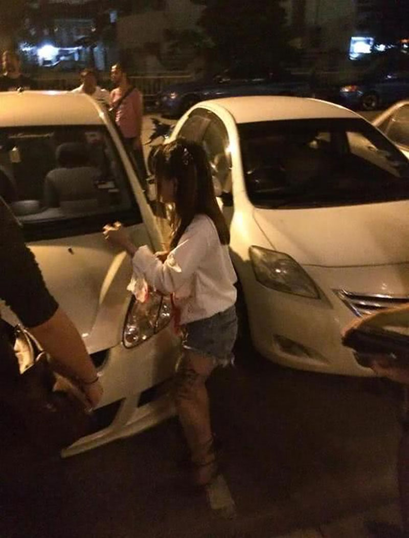 Malaysia: Bị tấn công khi đang bắt taxi, cô gái bình tĩnh đi báo công an với con dao cắm giữa mặt Malaysia: Bị tấn công khi đang bắt taxi, cô gái bình tĩnh đi báo công an với con dao cắm giữa mặt